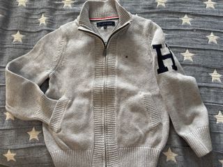 Chaqueta Tommy Hilfiger Gris y sudadera Puma azul