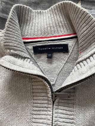 Chaqueta Tommy Hilfiger Gris y sudadera Puma azul