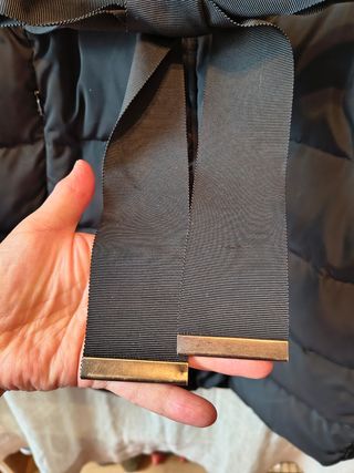 Plumífero negro con cinturón