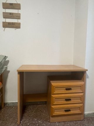 Escritorio de madera con cajones