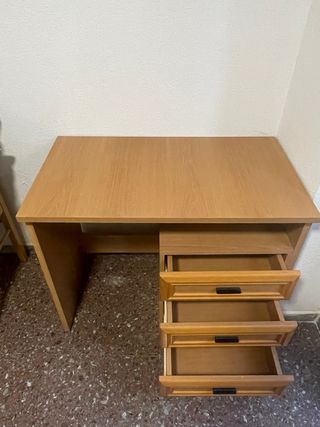 Escritorio de madera con cajones