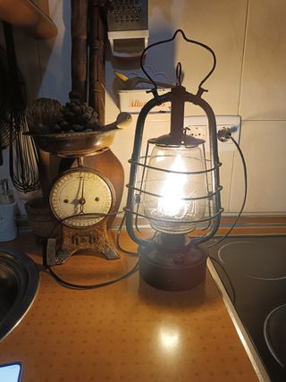 Antigua linterna de tempestad francesa