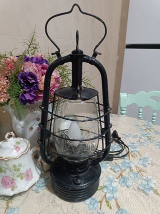 Antigua linterna de tempestad francesa