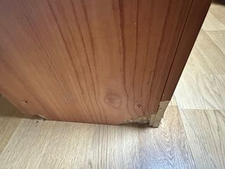 Estantería de madera marrón