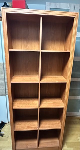 Estantería de madera marrón