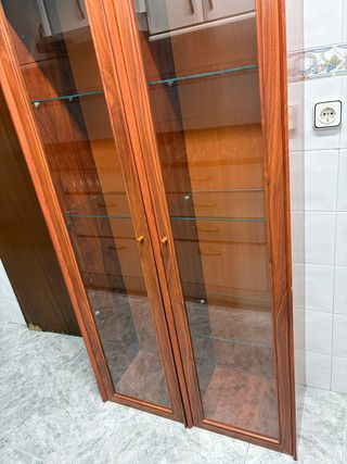 Vitrina de madera y cristal