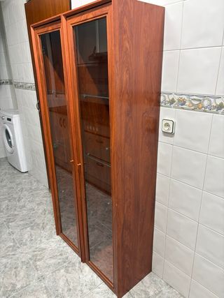 Vitrina de madera y cristal