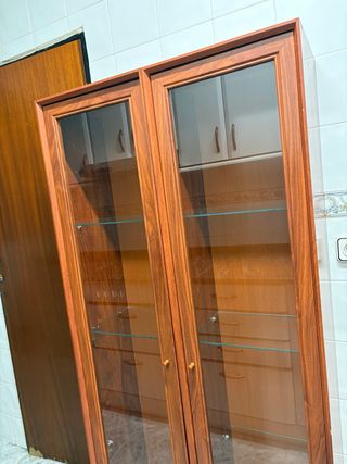 Vitrina de madera y cristal