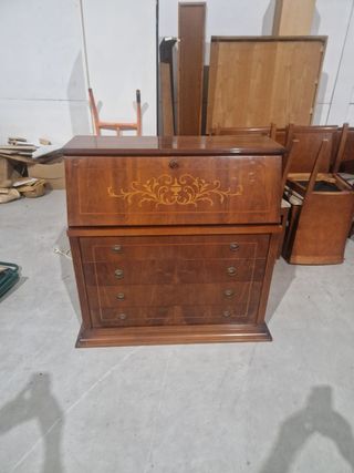 Cómoda escritorio de madera con detalles