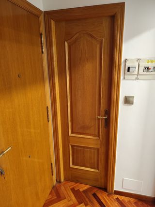 Puerta de madera con marcos
