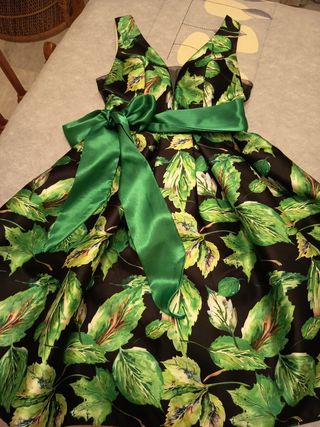 Vestido fiesta hojas verdes y lazo satén