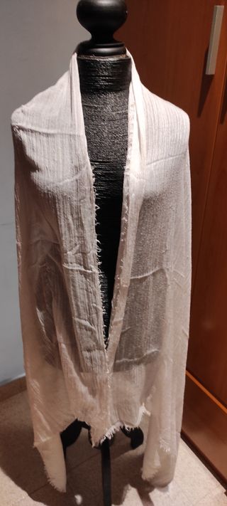 Pañuelo de gasa blanco grande. 210x110 cm