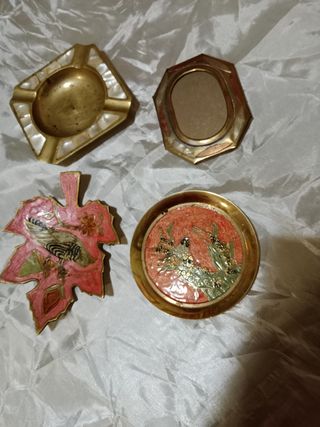 Lote de antigüedades: cenicero, marco, hoja