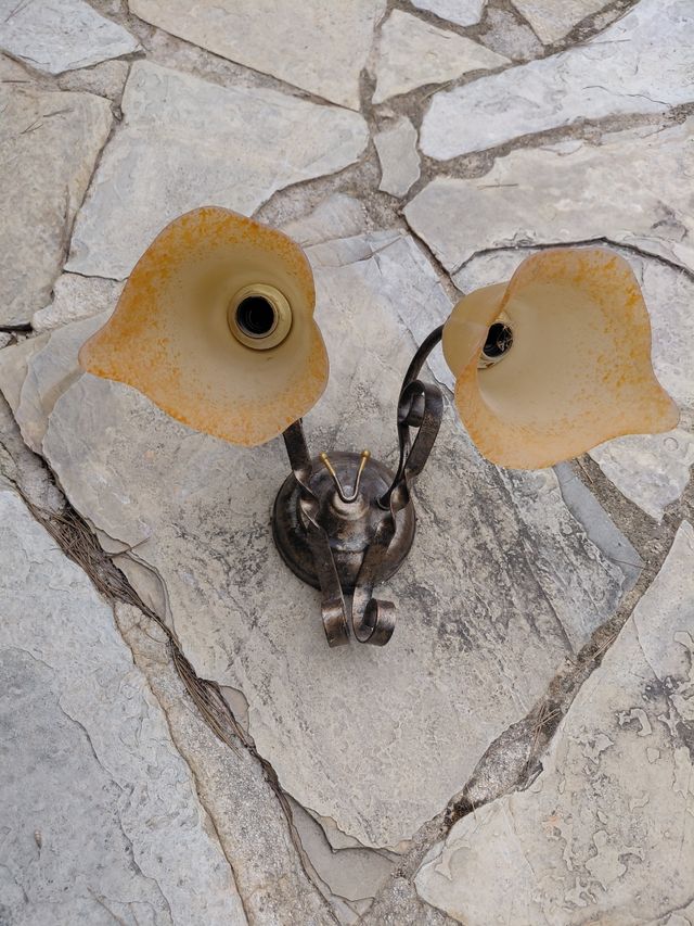 Lampada da parete vintage in metallo e cristallo