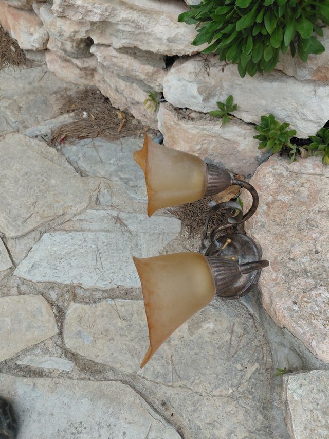 Lampada da parete vintage in metallo e cristallo