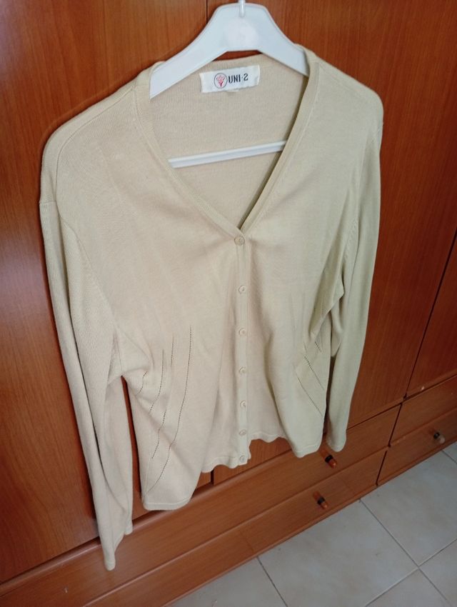 Cárdigan color vainilla