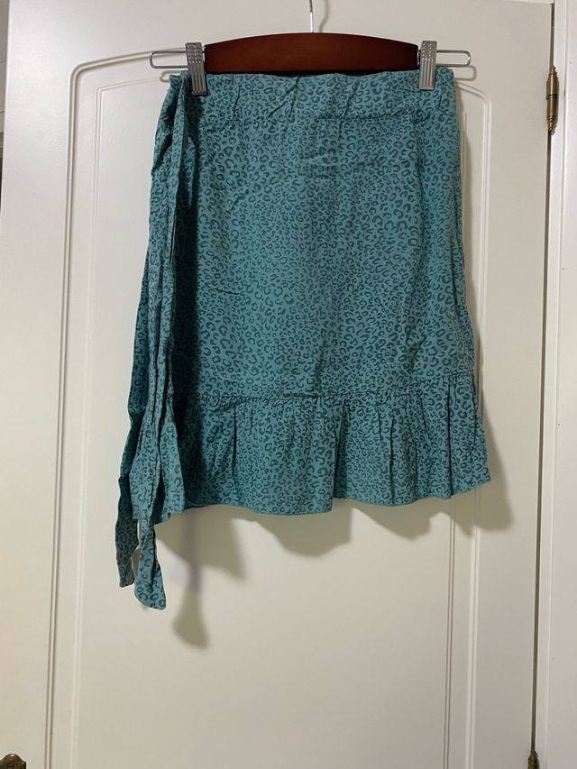 Falda leopardo verde azulado con volantes