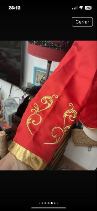 Chaqueta de fiesta dorada y roja
