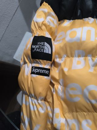 Abrigo The North Face Supreme Amarillo y Negro