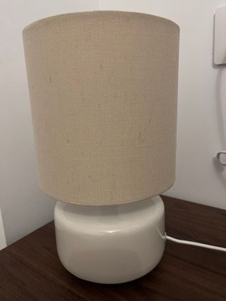 Lámpara de mesa cerámica y tela beige