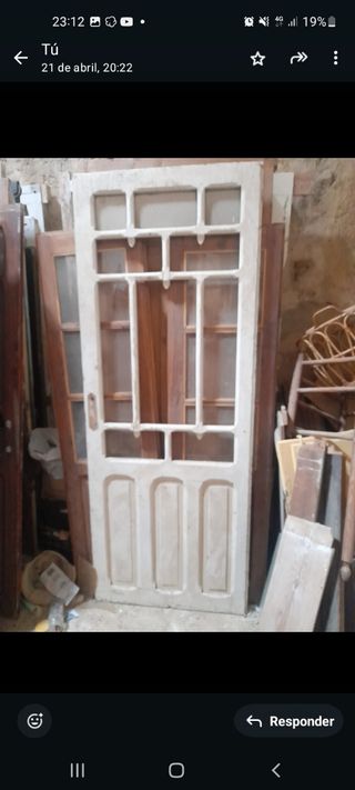 Puerta antigua de madera con cristales