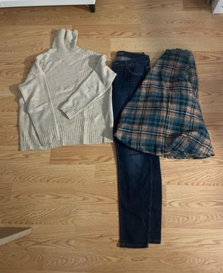 Conjunto Jersey cuello alto, vaqueros y capa