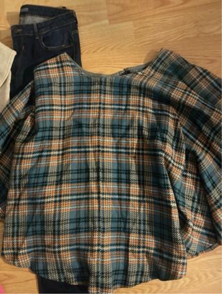 Conjunto Jersey cuello alto, vaqueros y capa