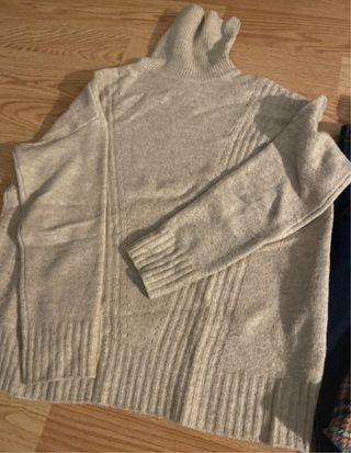 Conjunto Jersey cuello alto, vaqueros y capa