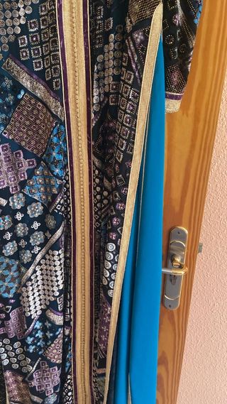 Traje árabe negro y morado, varios colores