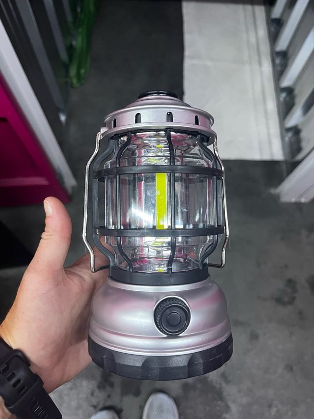 Farolillo plateado de metal. Lleva pilas