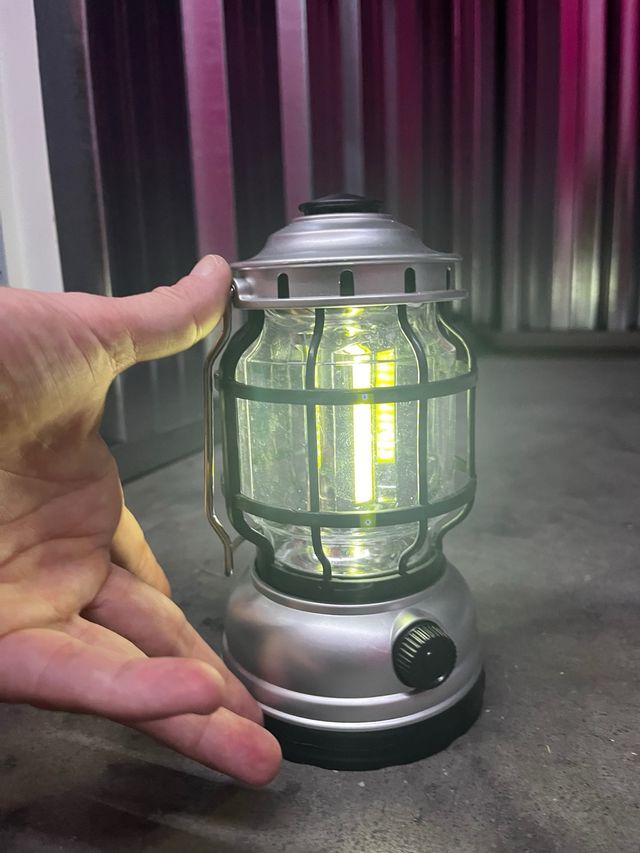 Farolillo plateado de metal. Lleva pilas