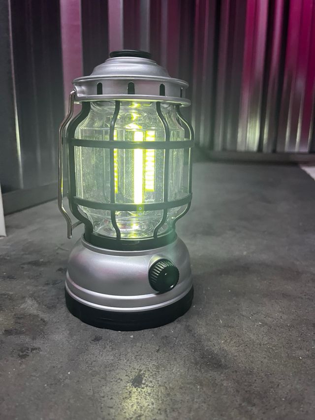 Farolillo plateado de metal. Lleva pilas