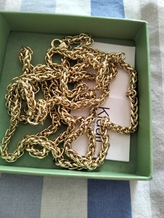 Collana dorata a maglia