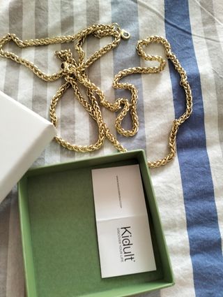 Collana dorata a maglia