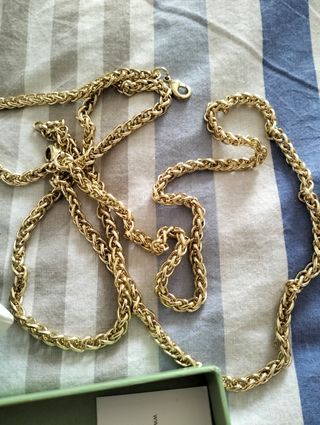 Collana dorata a maglia