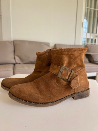Botas tobilleras ante marrón con hebilla