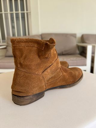 Botas tobilleras ante marrón con hebilla