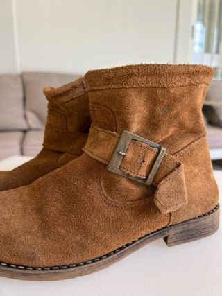 Botas tobilleras ante marrón con hebilla