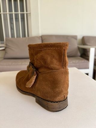 Botas tobilleras ante marrón con hebilla