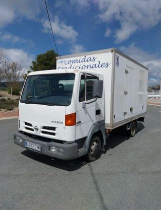 Nissan Atleon 2004 camion URGE!!!