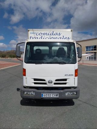 Nissan Atleon 2004 camion URGE!!!