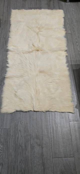 Tappeto beige e bianco in tessuto