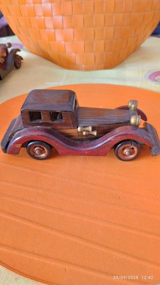 3 Coches clásicos de madera.
