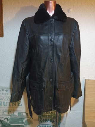 Chaqueta de piel negra con cuello