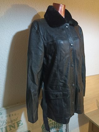 Chaqueta de piel negra con cuello