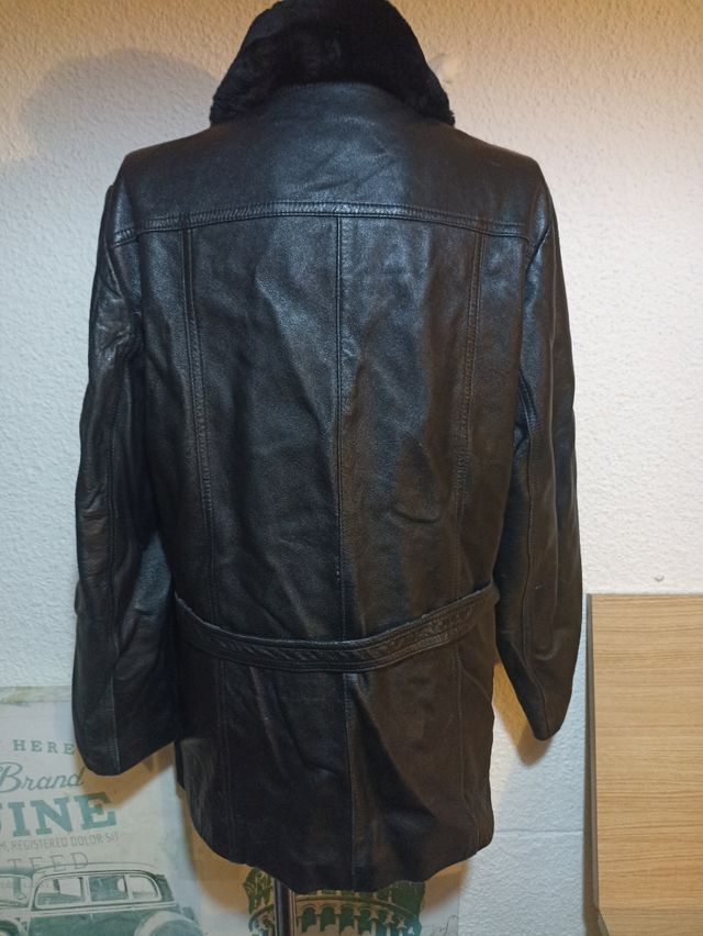 Chaqueta de piel negra con cuello
