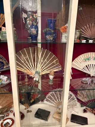 Vitrina con antigüedades.
