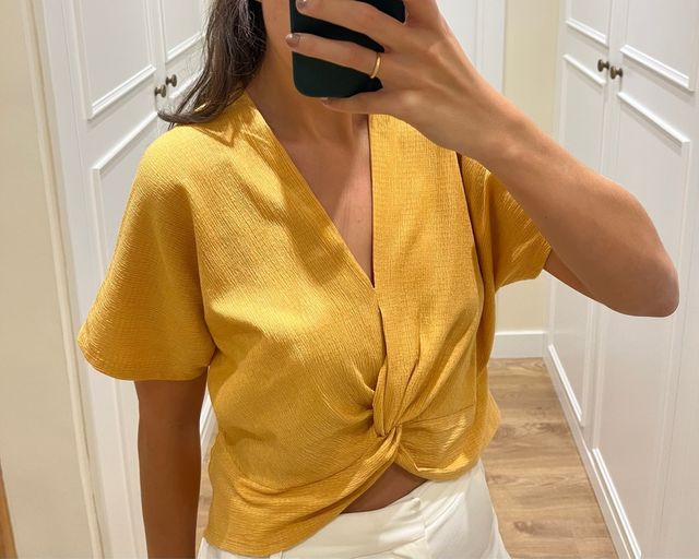 Blusa mostaza con nudo frontal