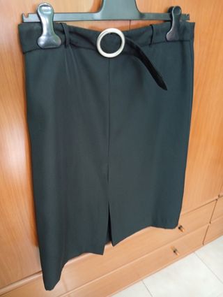 Elegante falda tubo negra con cinturón incorporado