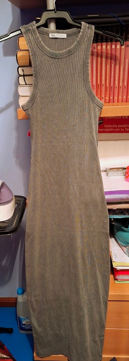 Vestido longo tubo cinza com nervuras Zara